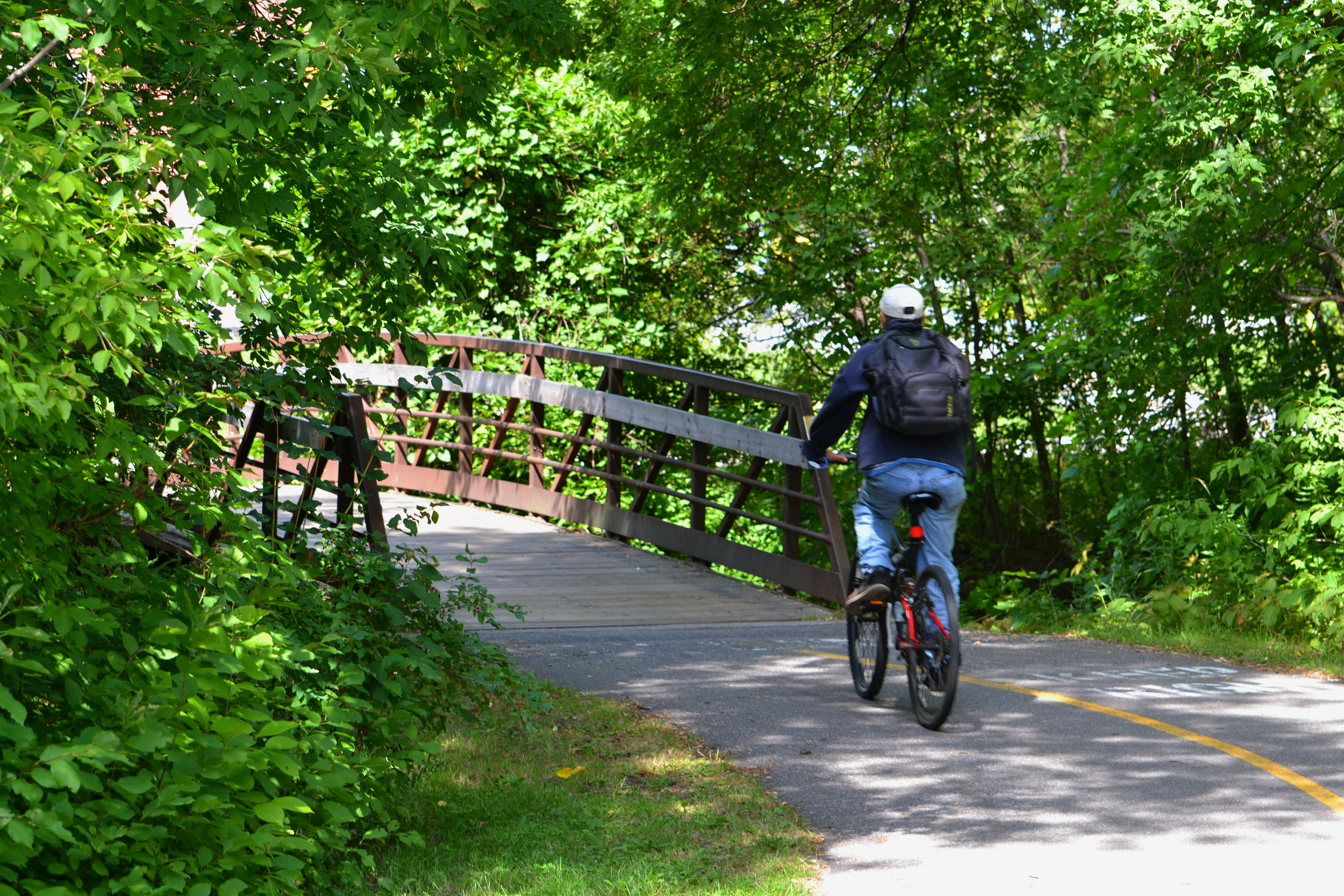 Kinsmen trail passing over Chippawa Creek